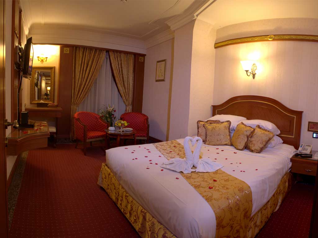 تور مشهد با هواپیما هتل قصر طلایی 