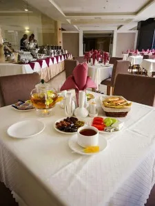 رستوران هتل آپارتمان حیات شرق مشهد (هتل سارا )