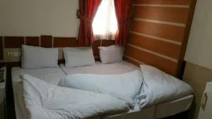 اتاق هتل آپارتمان اخوان مشهد