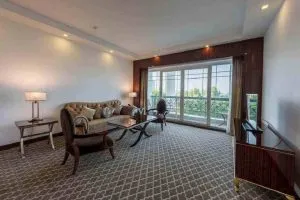 سوییت رویال رو به باغ هتل داریوش کیش