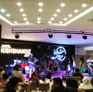 موسیقی زنده رستوران شاندیز صفدری کیش