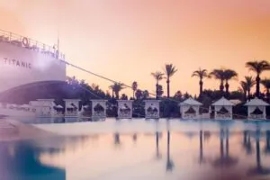 تایتانیک بیچ لارا