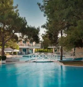 تایتانیک بیچ لارا