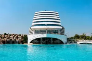 تایتانیک بیچ لارا