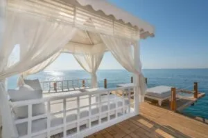 تایتانیک بیچ لارا