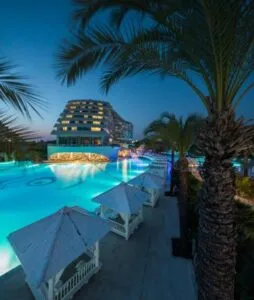 تایتانیک بیچ لارا