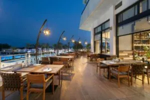 کافه رستوران تایتانیک بیچ لارا