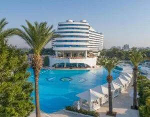 تایتانیک بیچ لارا