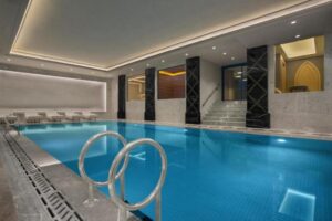استخر هتل لازونی استانبول
