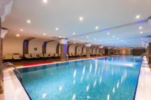 استخر هتل اورنج کانتی ریزورت کمر