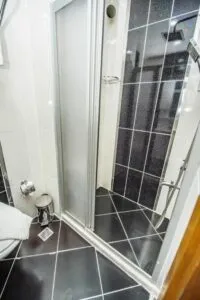 سرویس حمام و دستشویی هتل پرا لایف