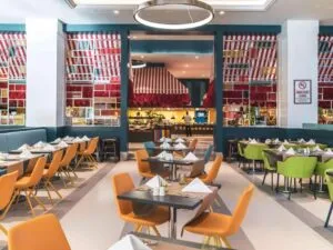 رستوران هتل لند اف لجندز