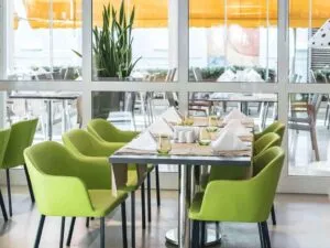 رستوران هتل لند اف لجندز