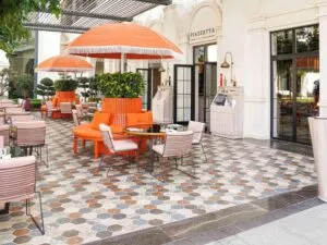 رستوران هتل لند اف لجندز