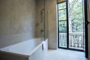 سرویس بهداشتی اتاق هتل آستوریا تفلیس