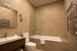 سرویس بهداشتی اتاق هتل آستوریا تفلیس