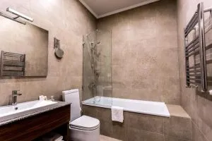 سرویس بهداشتی اتاق هتل آستوریا تفلیس