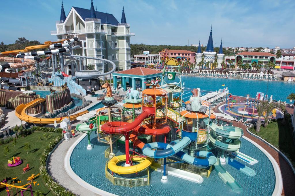 پارک آبی هتل گرانادا لاکچری بلک