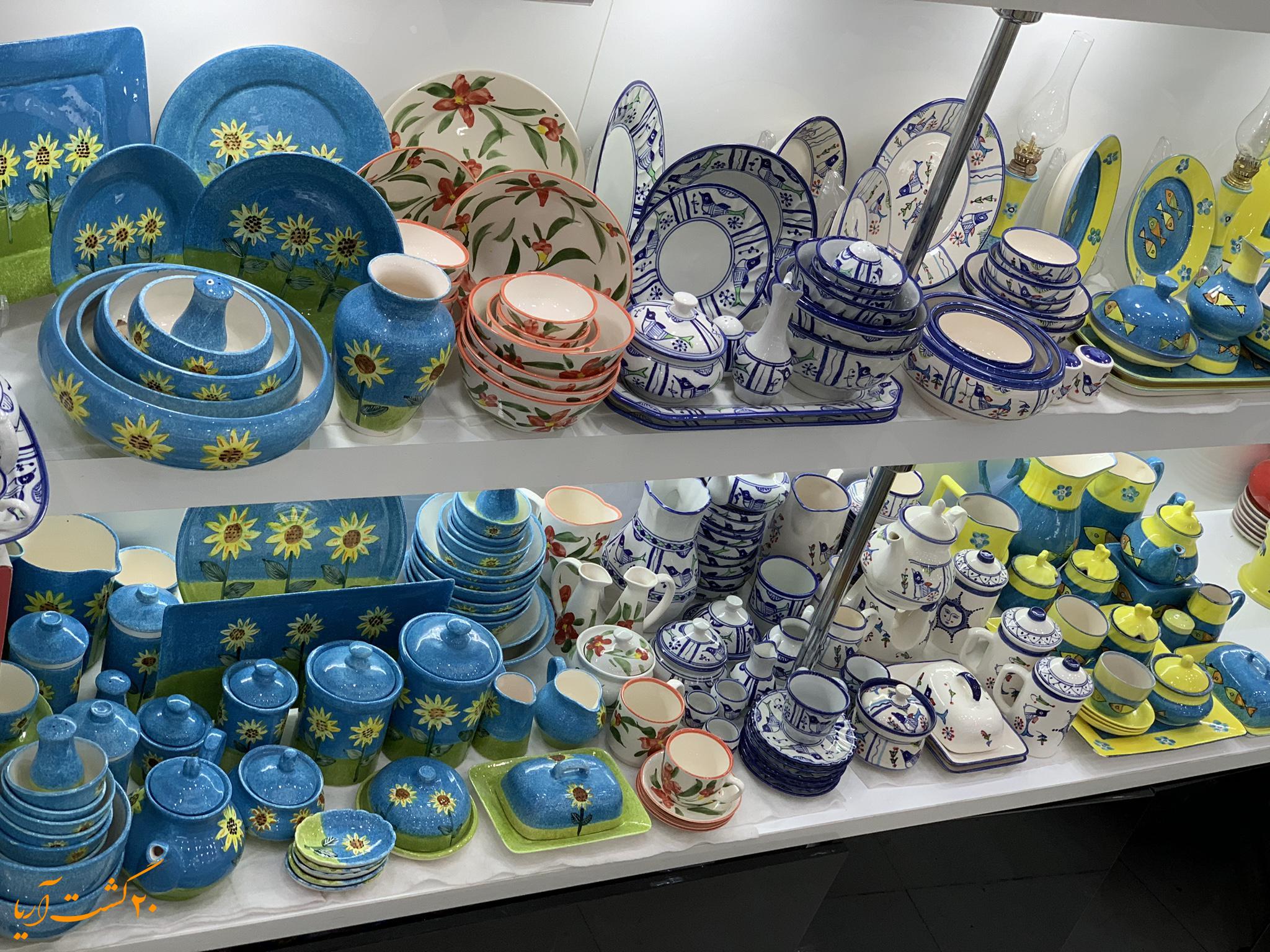 ظروف رنگارنگ در بازار چینی ها