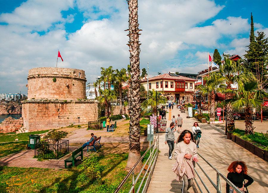 قلعه رومی آنتالیا (Hıdırlık Kulesi)