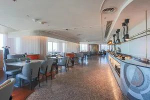 رستوران هتل سنتارا گرند ورلد بانکوک